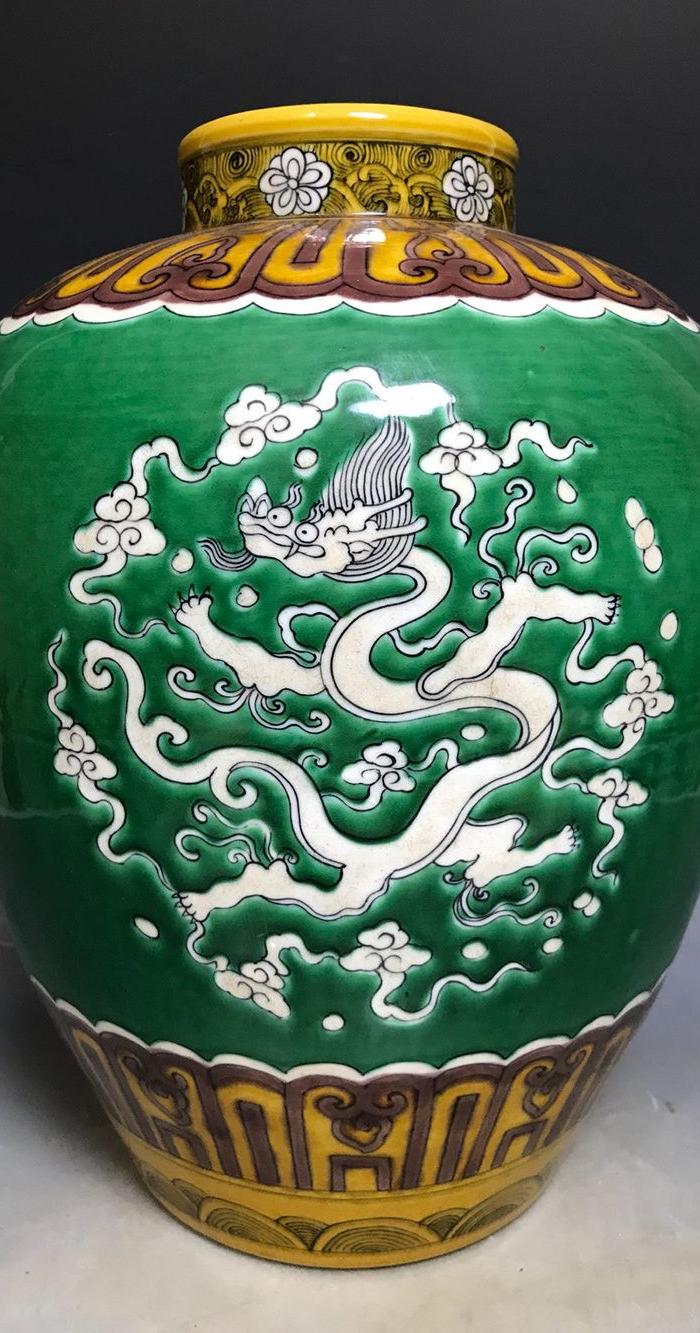 明正德素三彩团龙纹罐