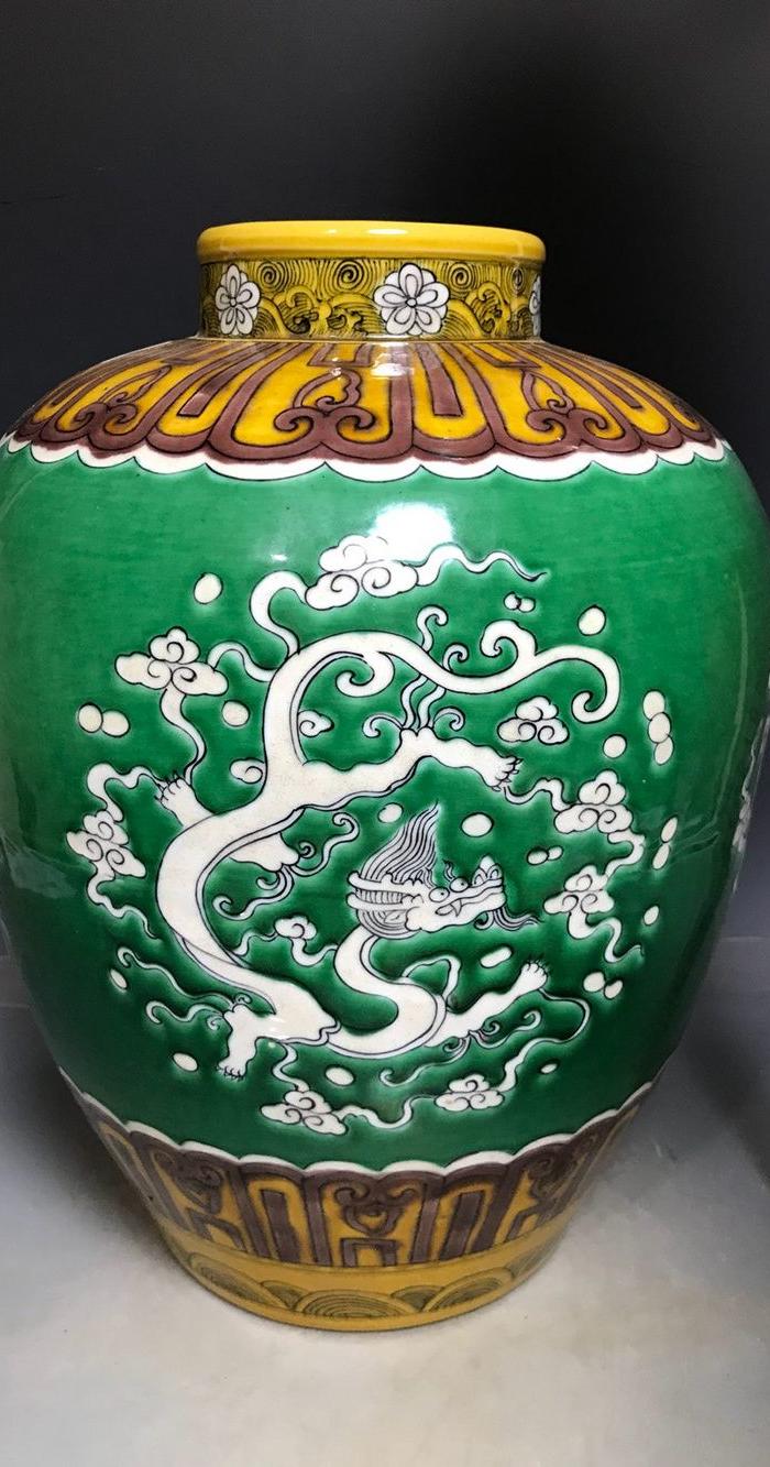 明正德素三彩团龙纹罐