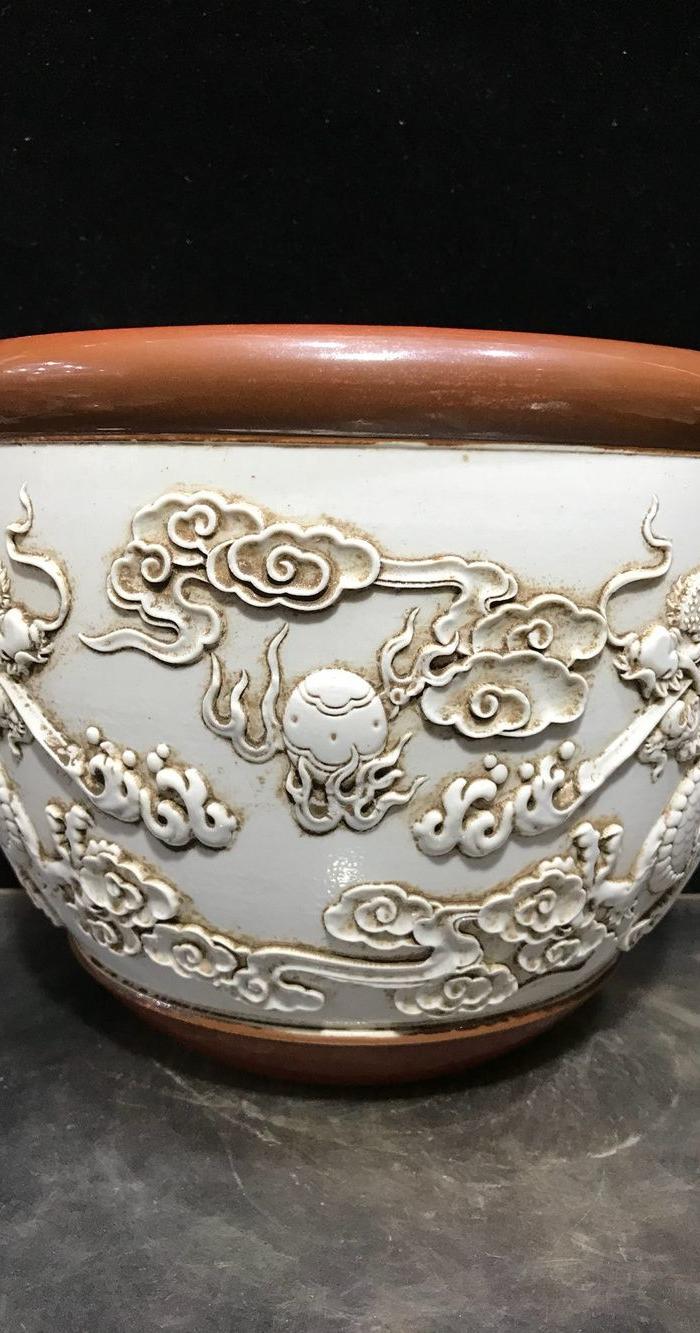 王炳荣白瓷雕刻画缸,二龙戏珠