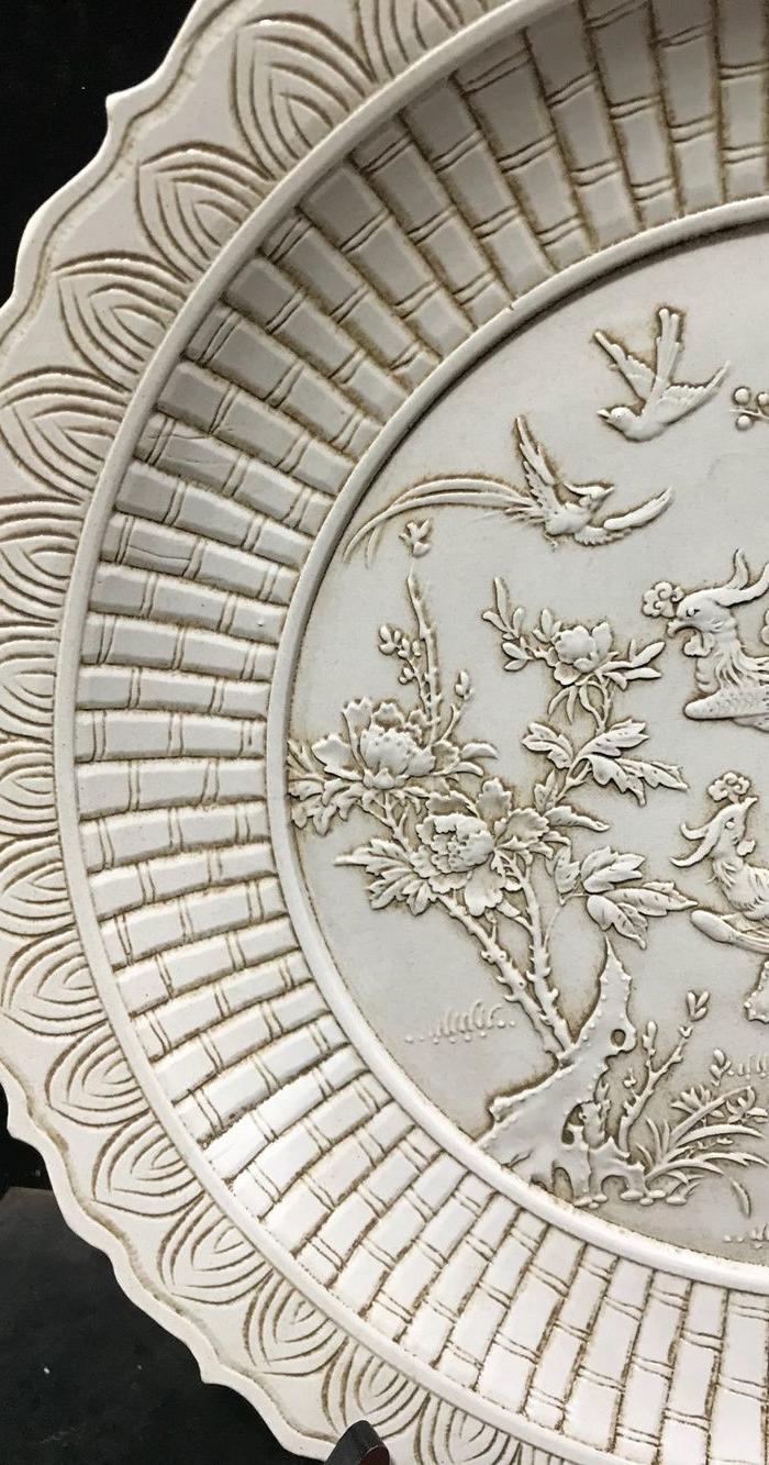 王炳荣白瓷雕刻花边盘子,凤凰戏牡丹