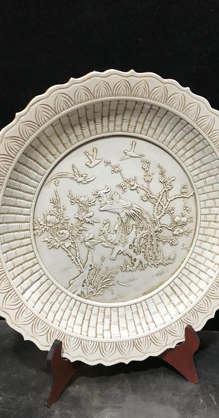 王炳荣白瓷雕刻花边盘子,凤凰戏牡丹