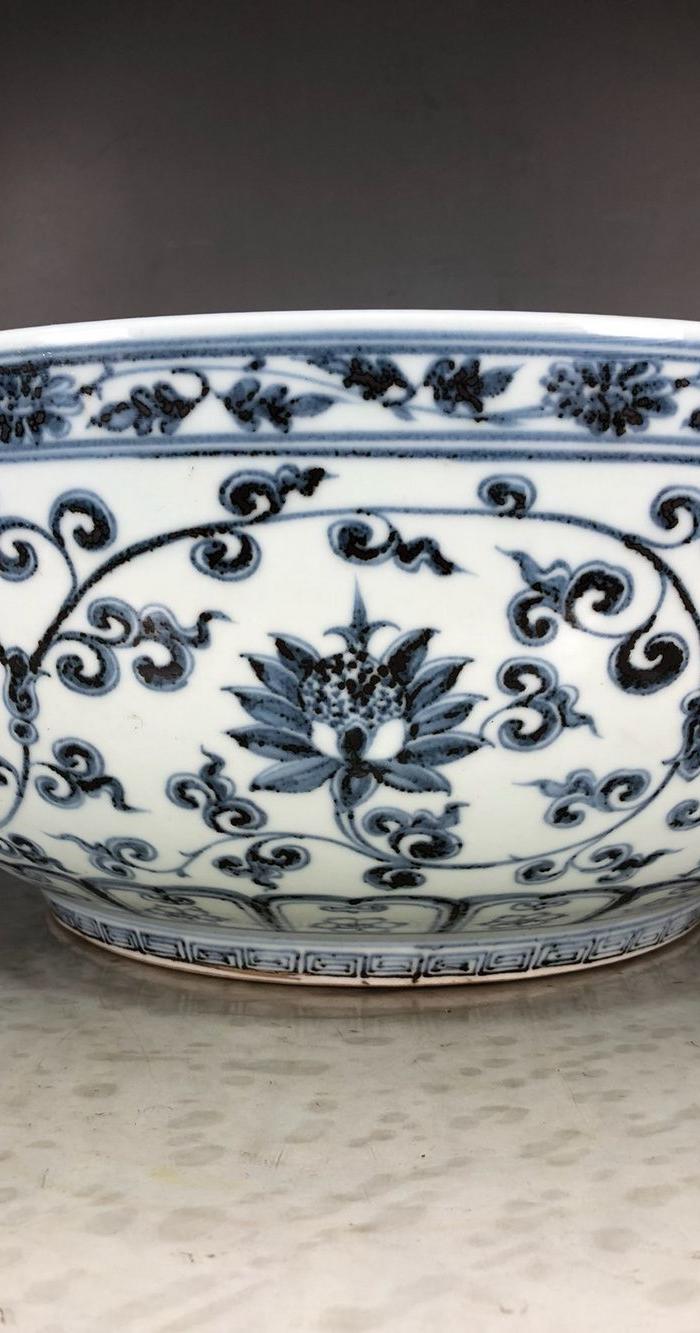 明代洪武青花缠枝莲大碗