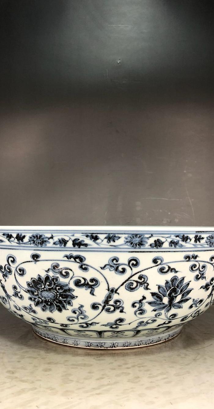 明代洪武青花缠枝莲大碗