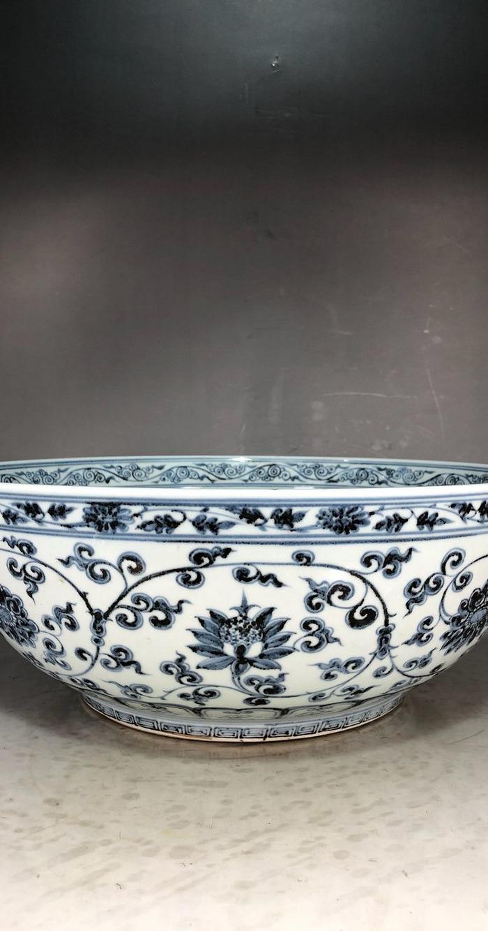 明代洪武青花缠枝莲大碗