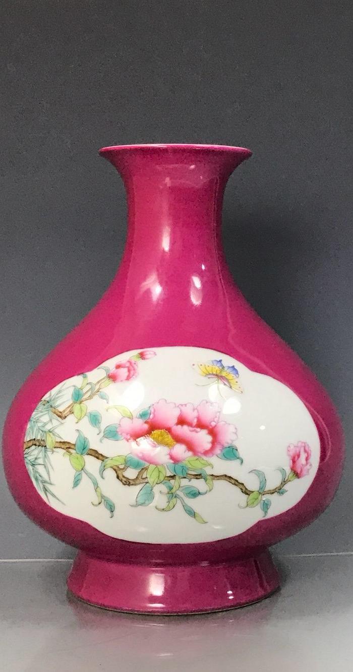清乾隆胭脂红开窗粉彩花卉纹扁肚瓶