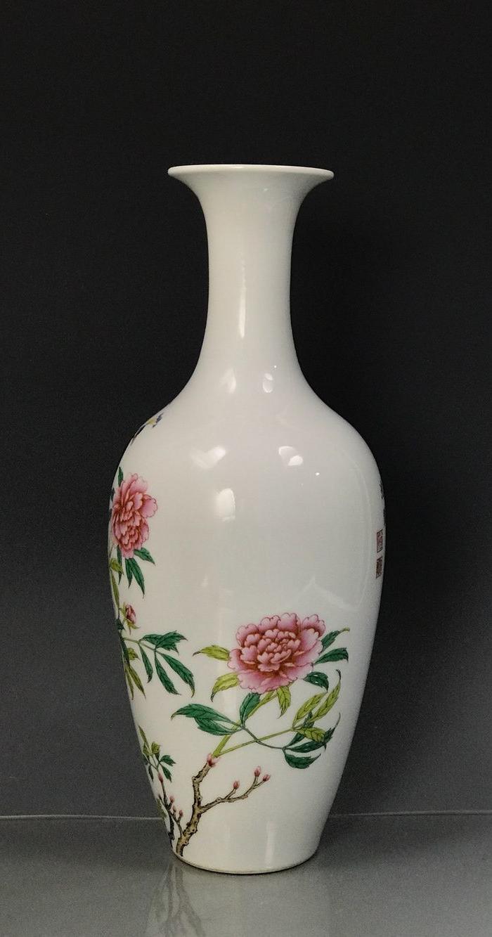 清雍正珐琅彩孔雀戏牡丹纹观音瓶