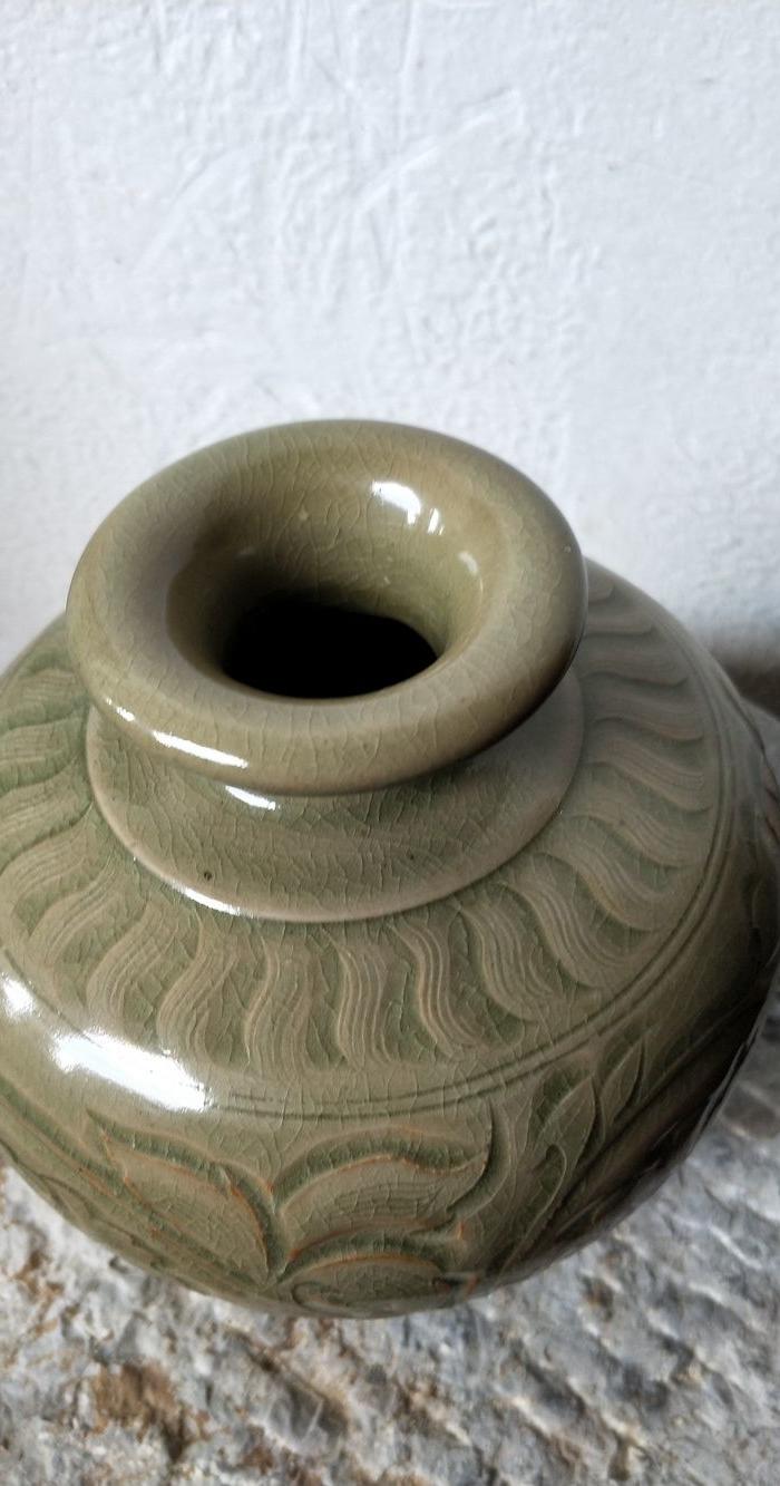 描述:耀州窑梅瓶(高17厘米)釉水肥厚,开片