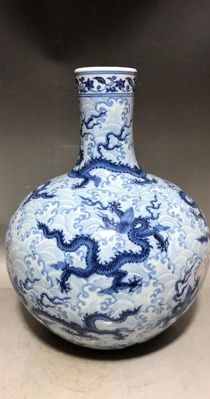 明宣德青花海水九龙纹大天球瓶