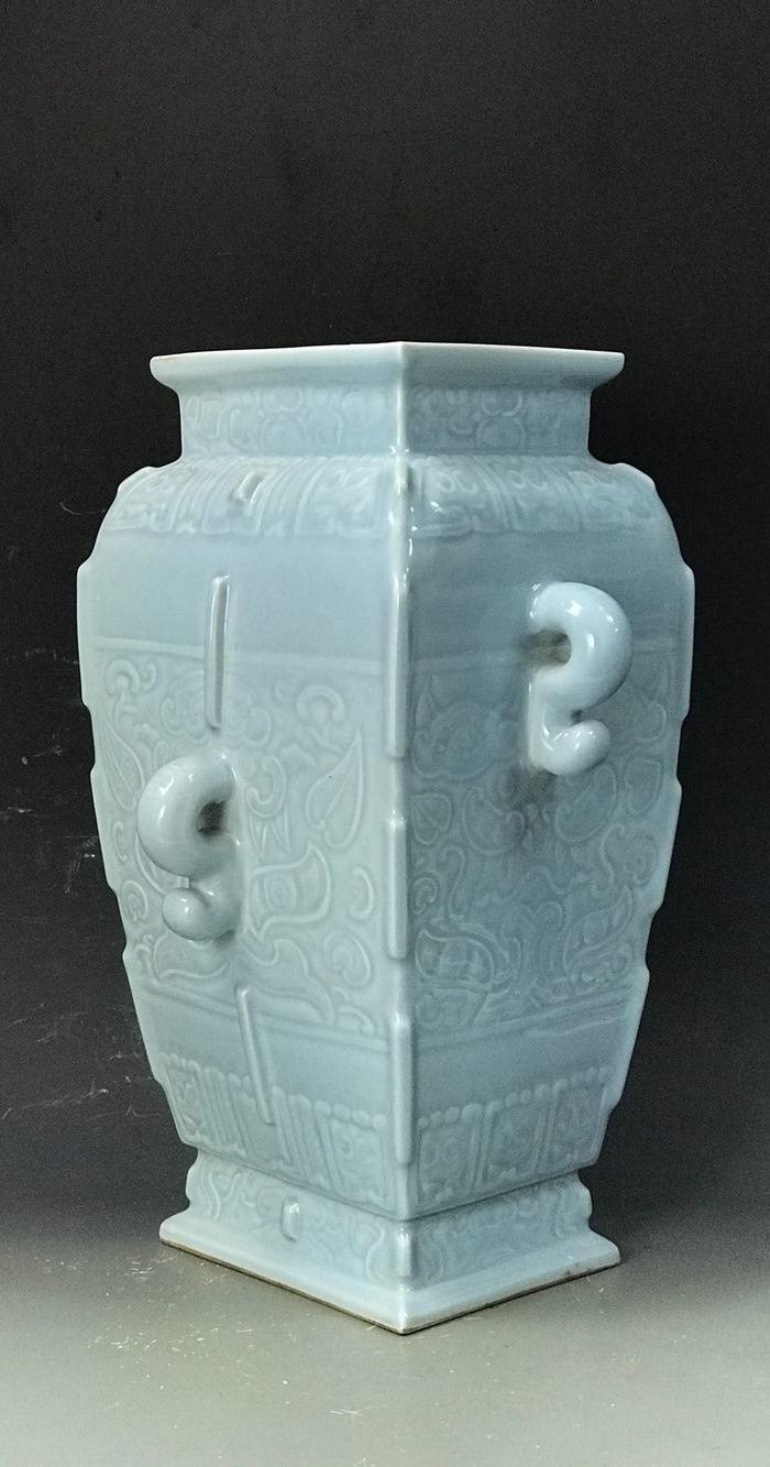 清乾隆粉青釉浮雕兽面纹四方尊