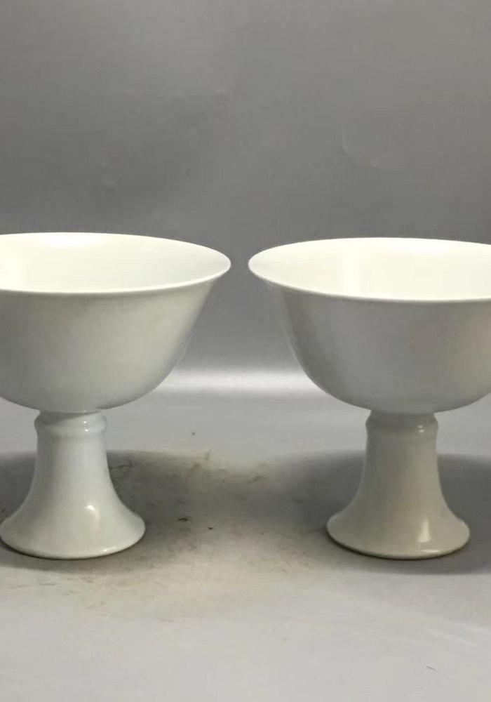 白釉高足杯一对