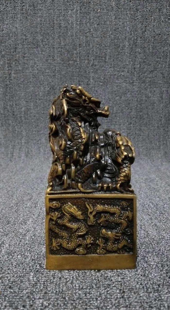 一个老黄铜九龙印章