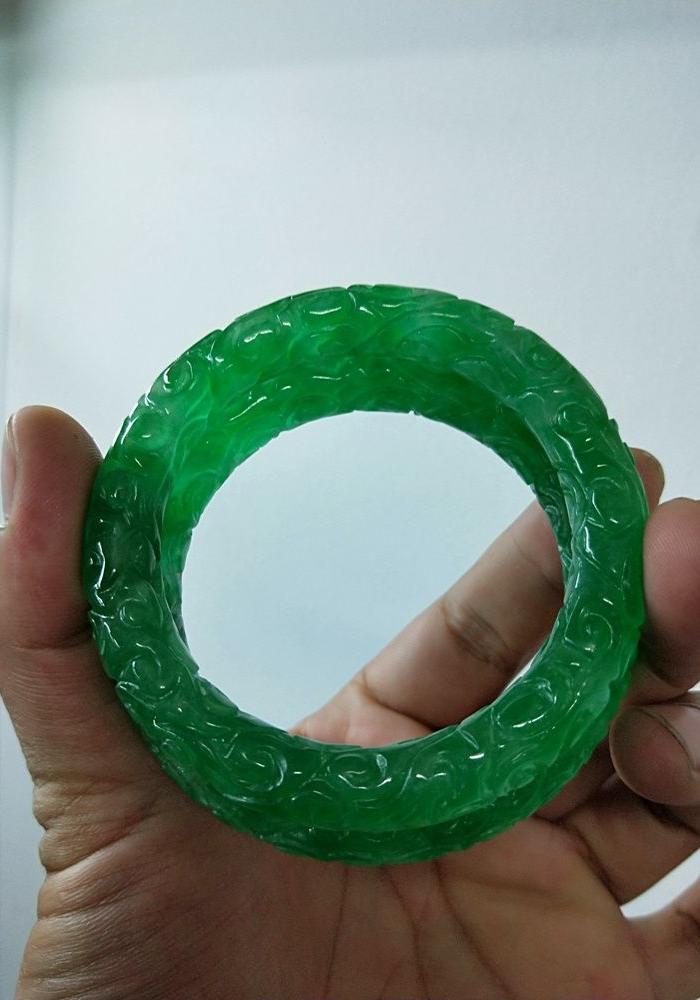 翡翠浮雕满工手镯一对