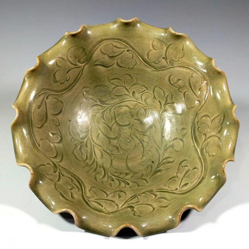 耀州窑小开片暗饰婴戏缠枝莲瓣口斗笠碗