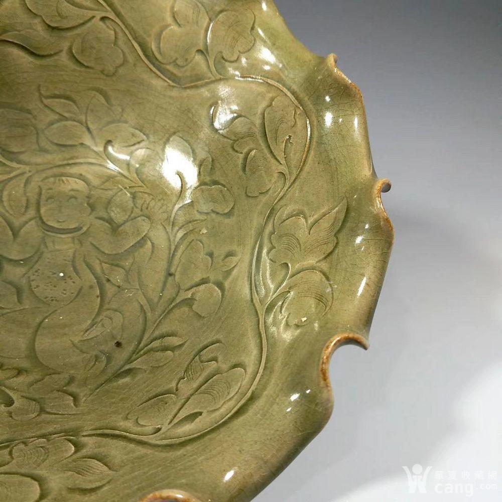 耀州窑小开片暗饰婴戏缠枝莲瓣口斗笠碗