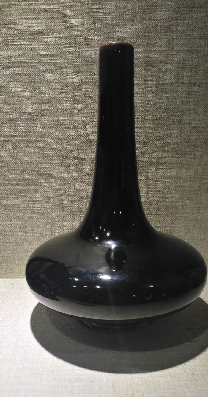 清早期黑釉荸荠长颈扁瓶