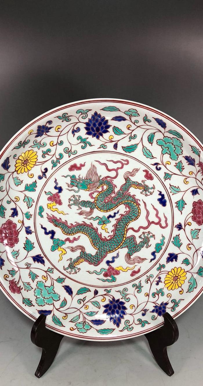 明代五彩缠枝莲龙纹盘_地摊交易_华夏收藏网