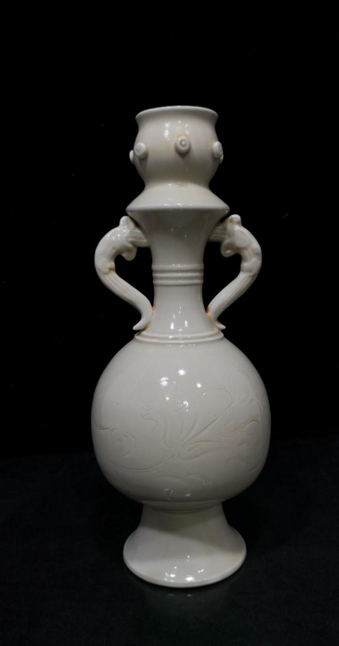 定窑暗雕花纹双耳瓶