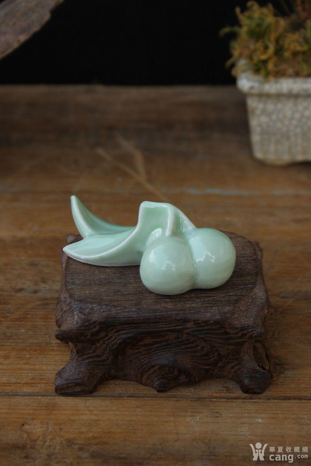 文革像生瓷豆青釉李子型笔搁