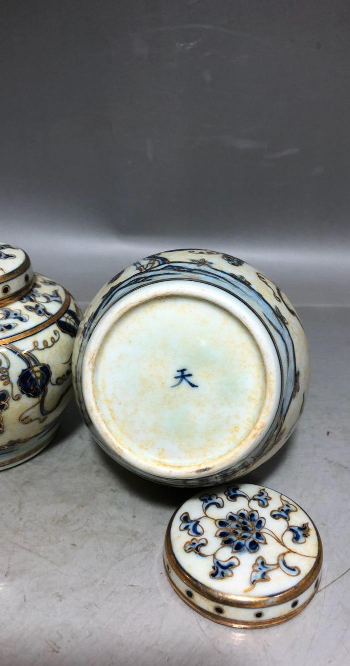 明代青花描jing葡tao纹天字罐