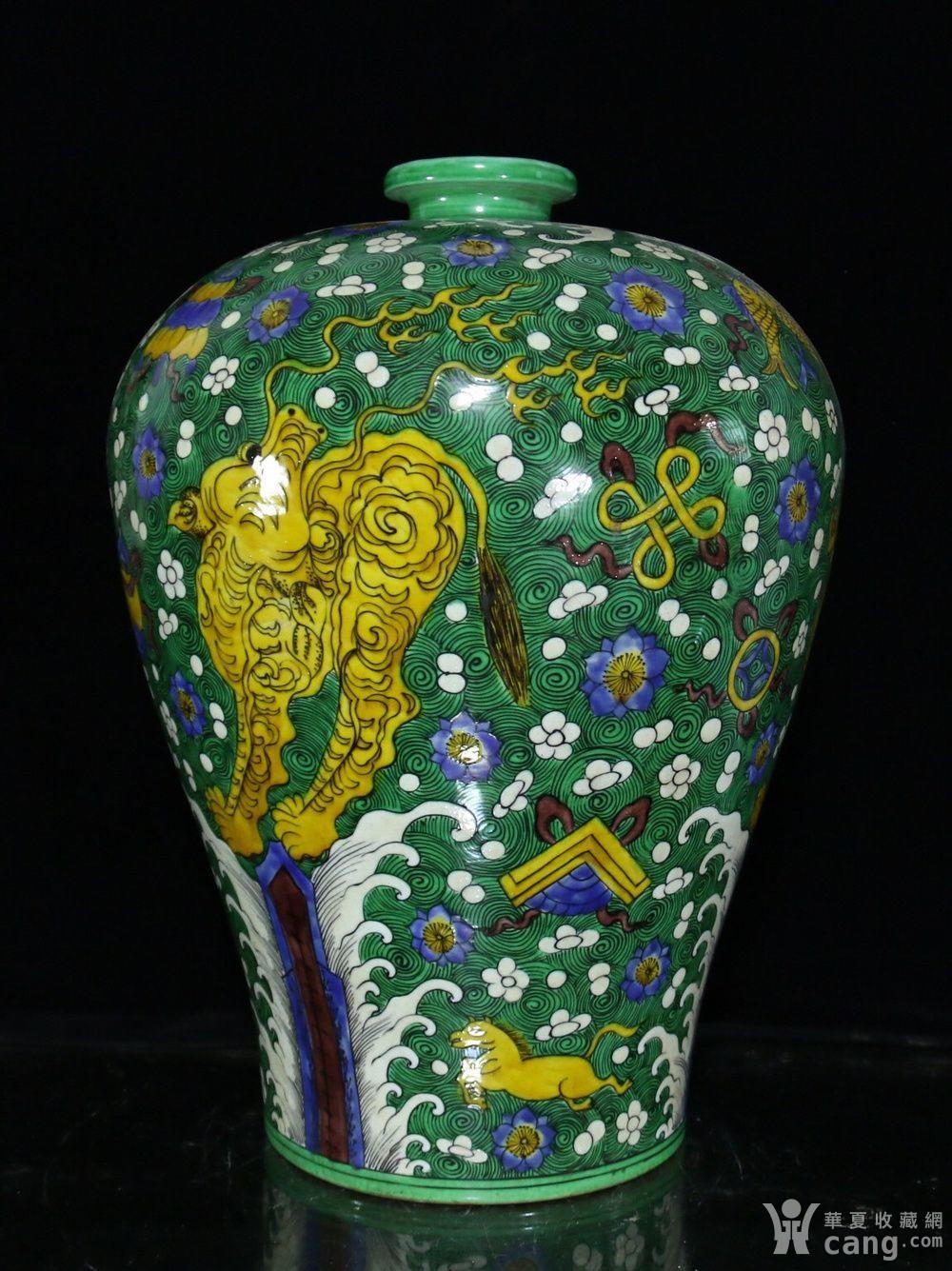 明正德素三彩海兽纹梅瓶