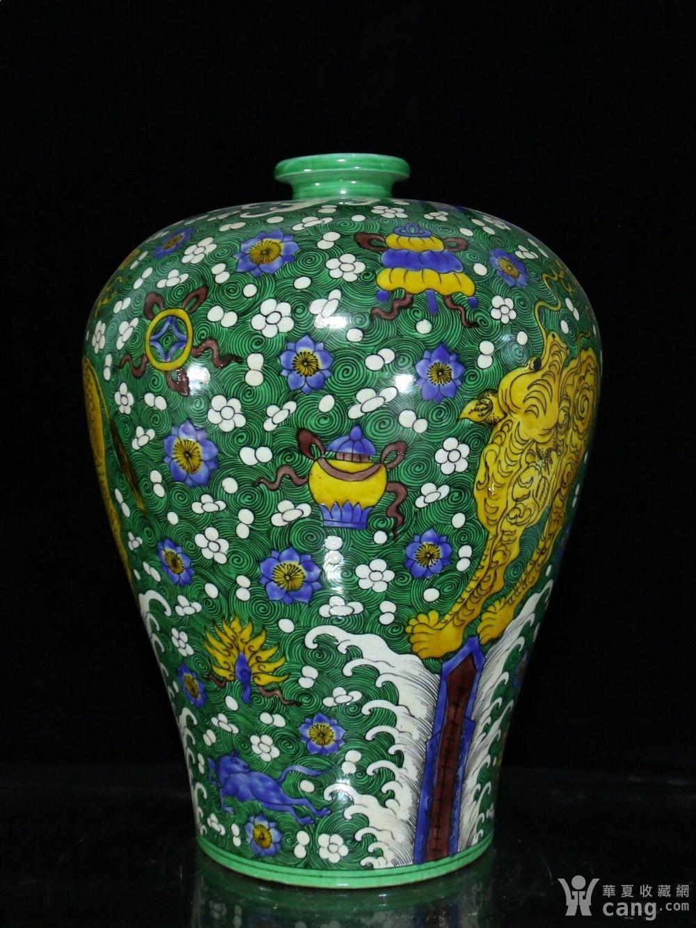 明正德素三彩海兽纹梅瓶