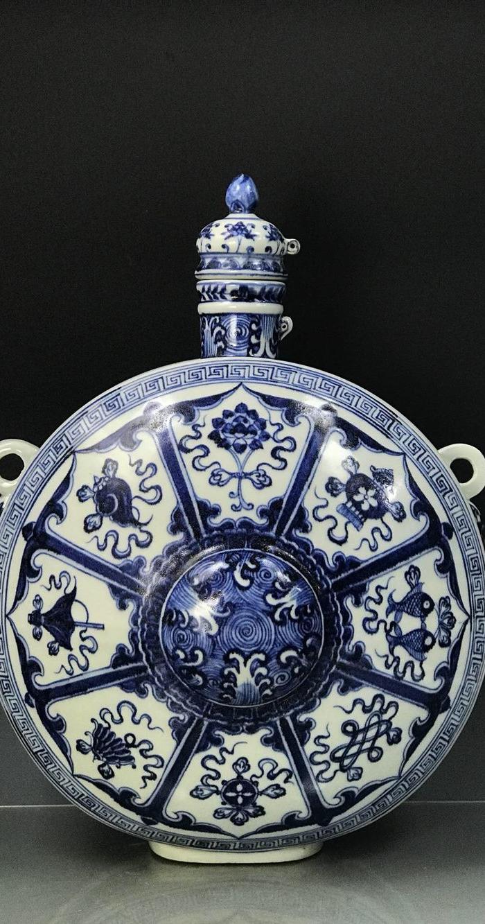 明永乐青花八宝纹抱月瓶