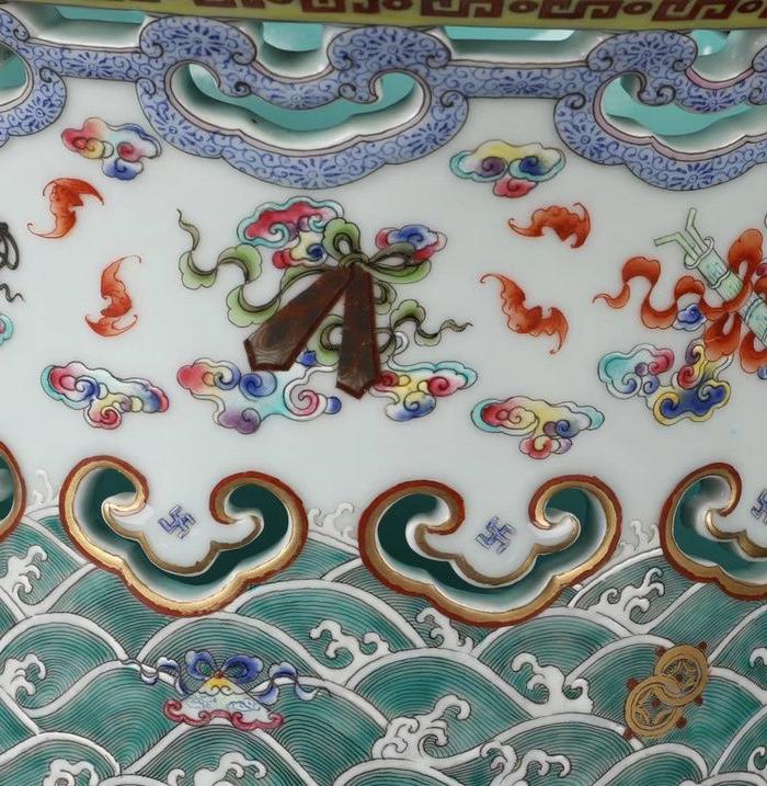 乾隆珐琅彩暗八仙海水纹笔海