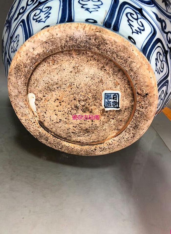 元青花开窗人物纹罐带底款