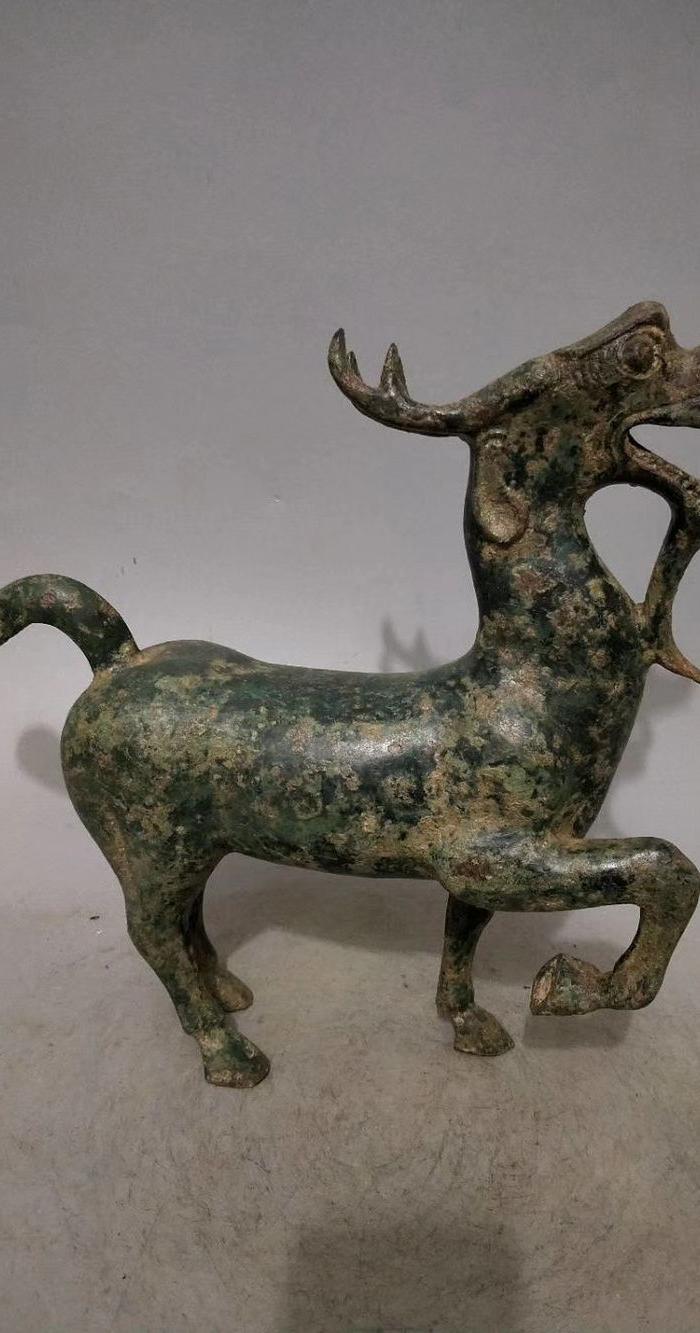春 秋清铜器龙头马