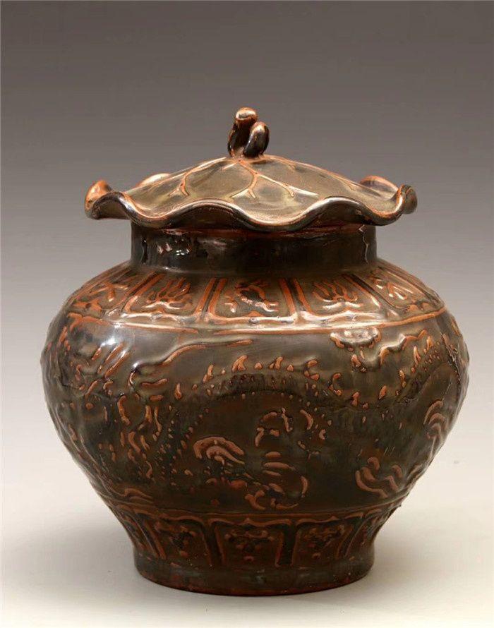 明代183 乌金釉暗饰满工刻瓷龙纹荷叶罐