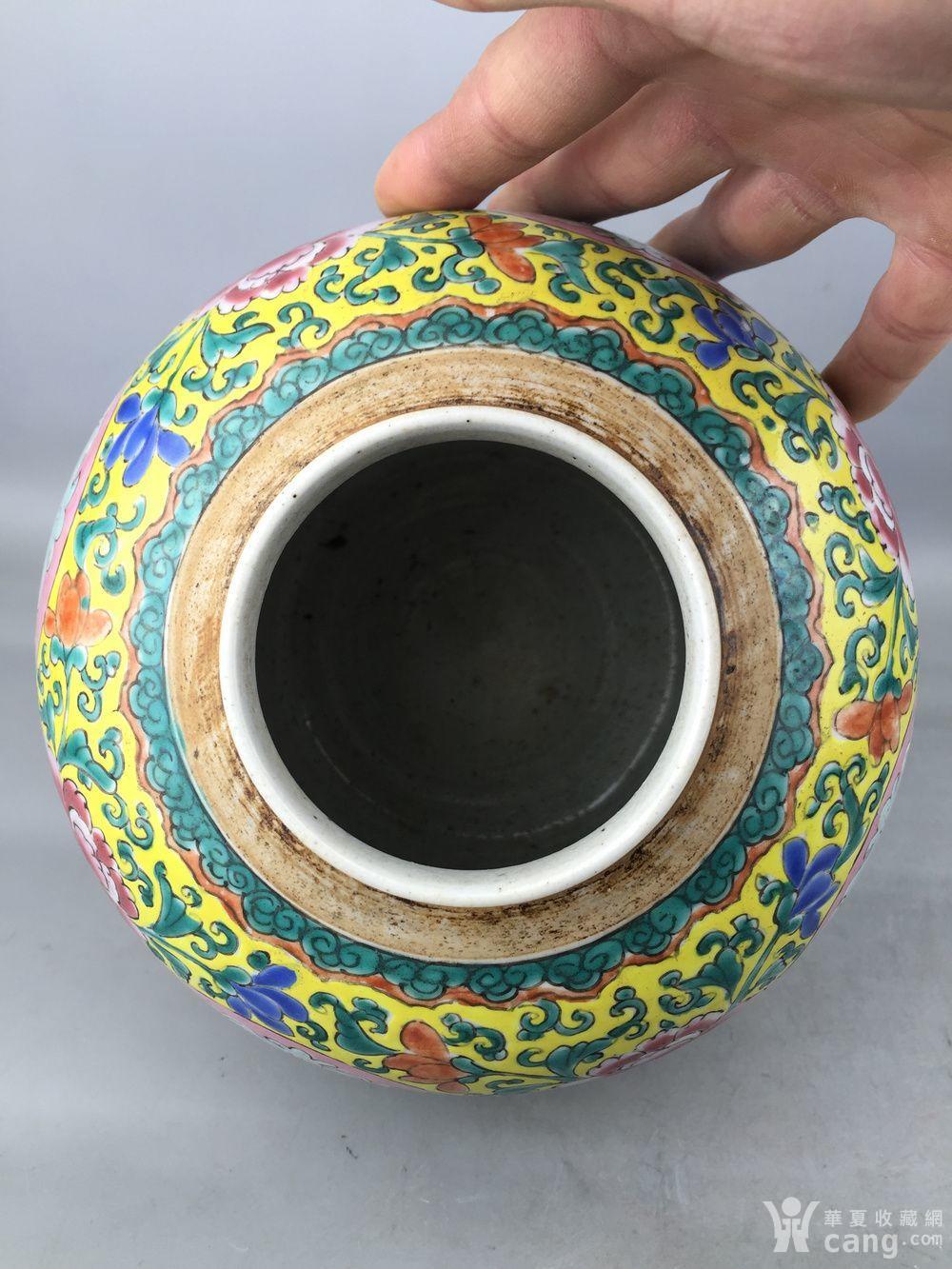 清乾隆粉彩缠枝花卉寿字西瓜罐