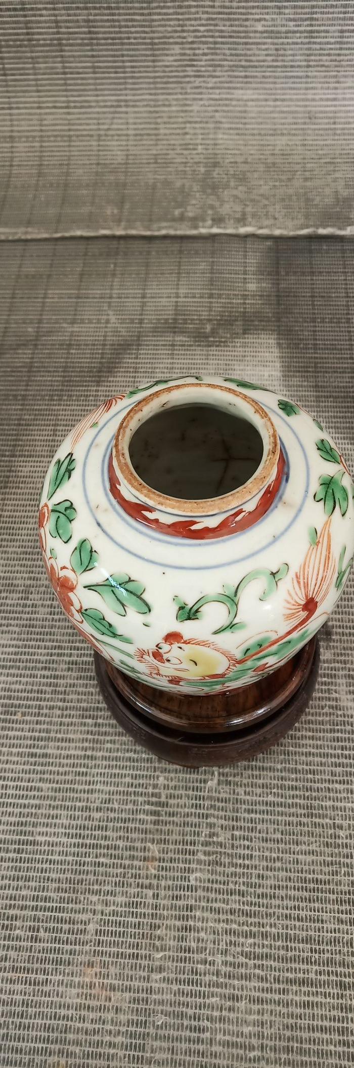 明代红绿彩双狮穿牡丹小罐