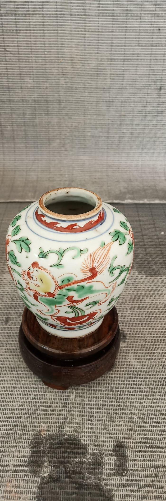 明代红绿彩双狮穿牡丹小罐