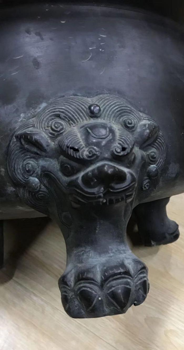 铜兽头三足炭盆