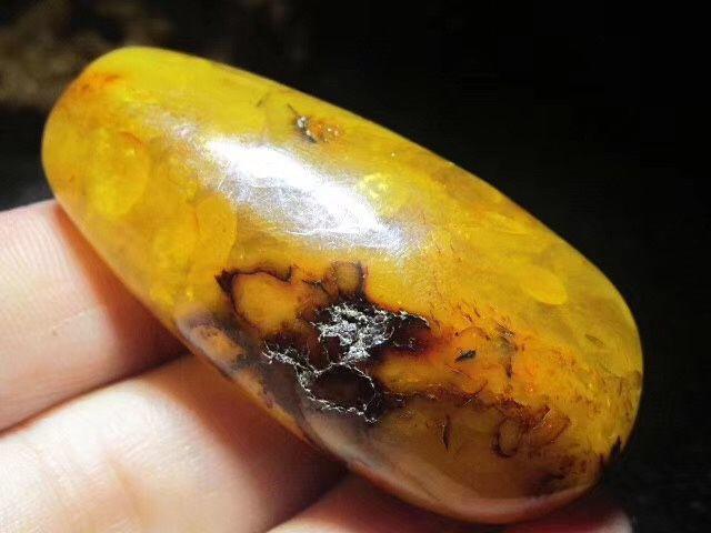 绝无仅有 藏传 晚清民国时期 鸡油黄蜡珀