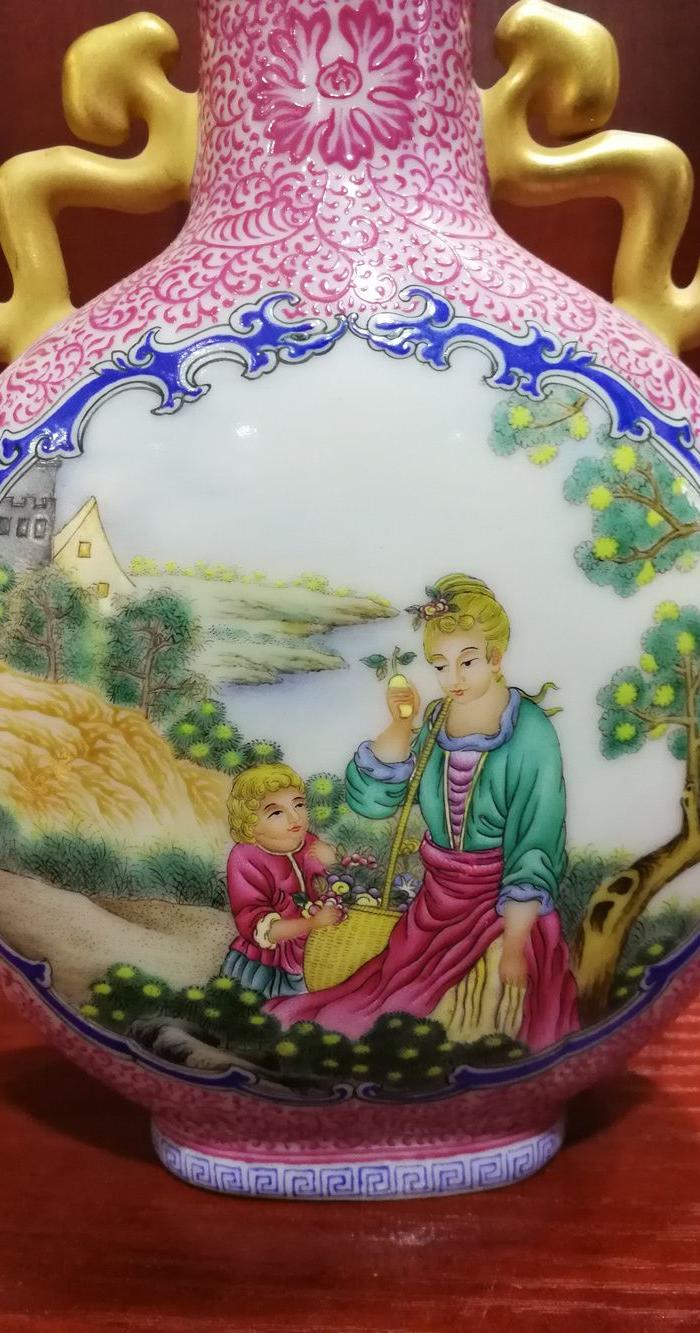 乾隆珐琅彩西洋人物抱月瓶