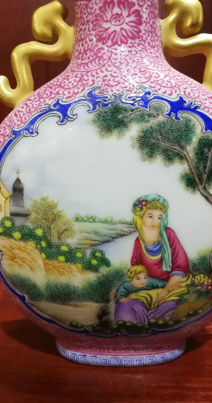 乾隆珐琅彩西洋人物抱月瓶