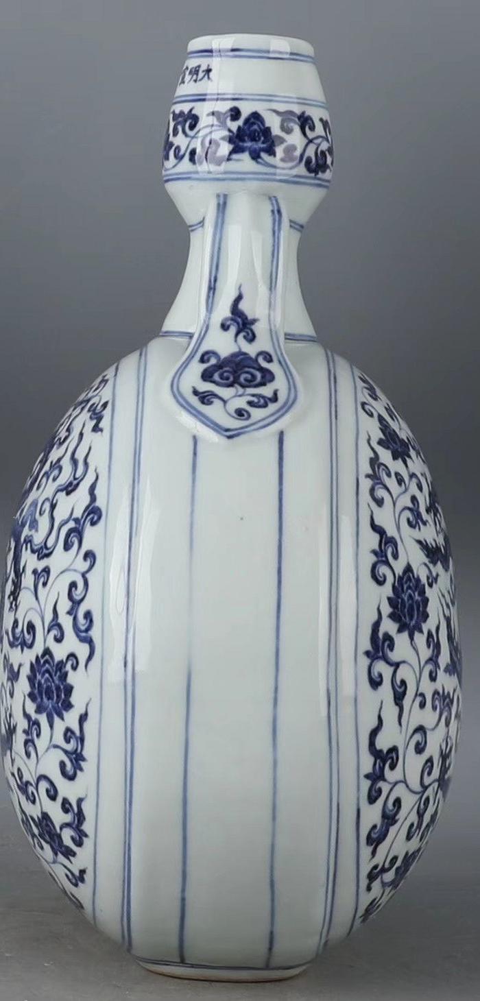 宣德青花龙纹抱月瓶