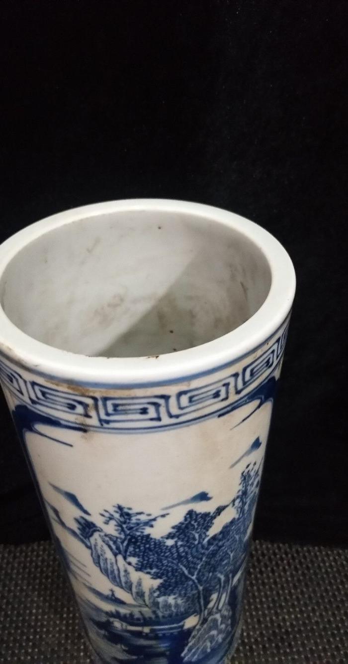 大清康熙年制手绘青花开窗山水帽筒一对