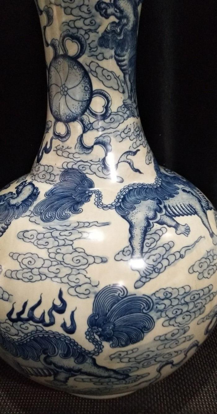 大清乾隆年制,手绘青花狮子滚绣球赏瓶