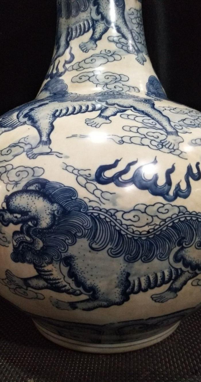 大清乾隆年制,手绘青花狮子滚绣球赏瓶