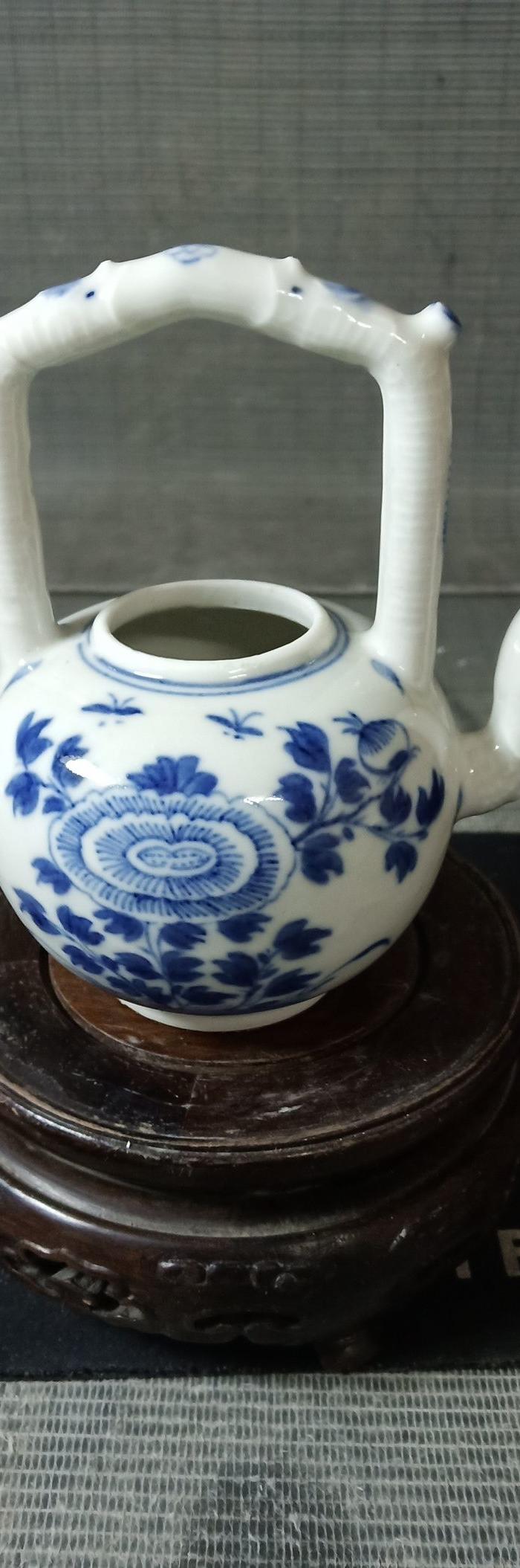 清早期青花富贵牡丹提梁壶