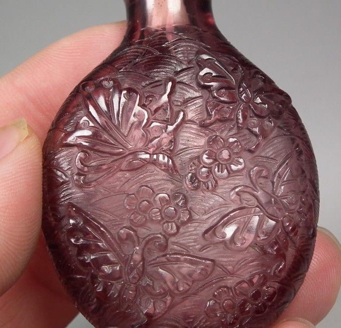 老淡紫色琉璃刻百花蝴蝶纹大鼻烟壶