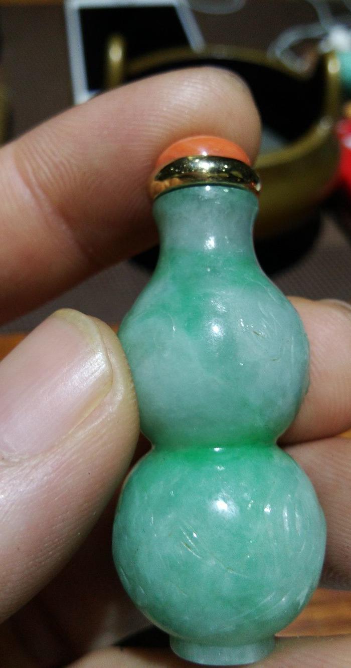 清 天然冰种翡翠 鼻烟壶 云蝠纹