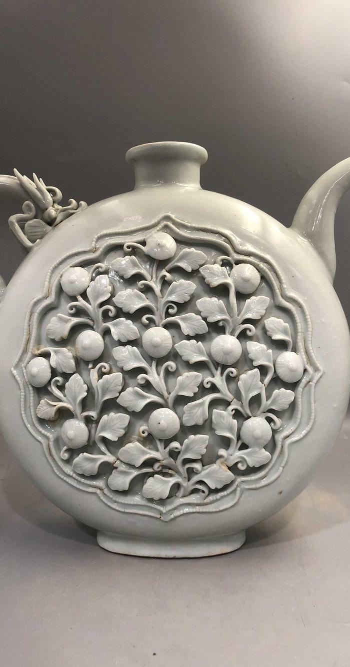 白瓷堆花龙柄扁壶