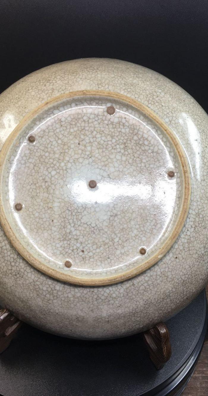 《清乾隆哥釉七星青花稚鸡牡丹大盘》