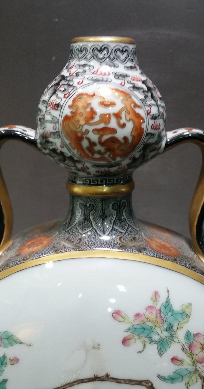 雍正 粉彩花鸟抱月瓶