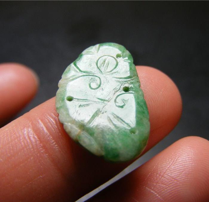 清代老坑a货冰种飘绿带沁翡翠双面工上下四孔灵芝花卉提头坠