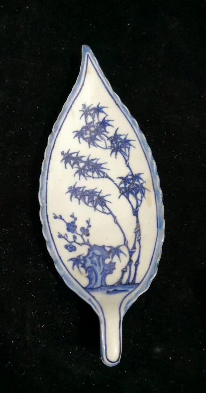 青花树叶盘