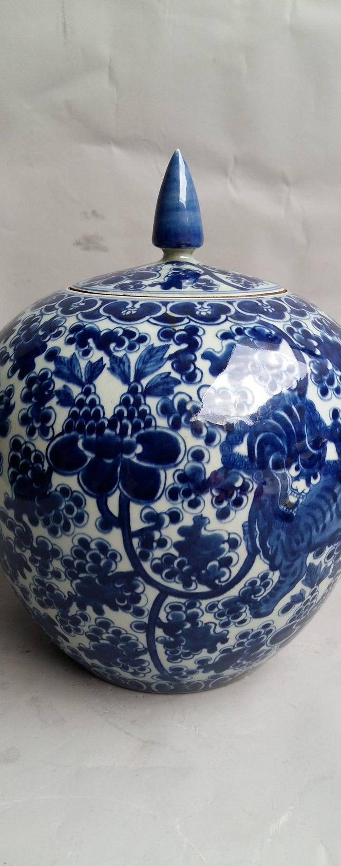 非常难得清代一善堂青花狮子罐一个